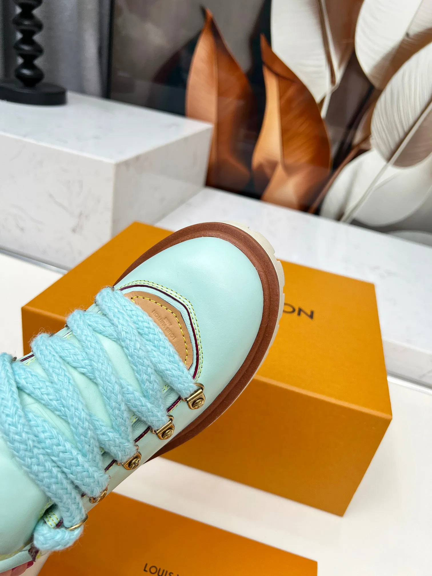 p660💰"Couple Style" LV Louis Vuitton's 2025 autumn and winter new style, developed one-to-one from the original version, retro fashionable, handsome and cool mountaineering derby shoes are now available.  Material: Imported first-layer cowhide Lining: Imported lambskin Outsole: Original molded TR non-slip outsole Sole height: 3.5cm Shoe size: Same style for men and women 35-45